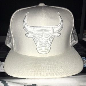 Chicago Bulls Mitchell and Ness Snapback Hat. White. Ships Fast.